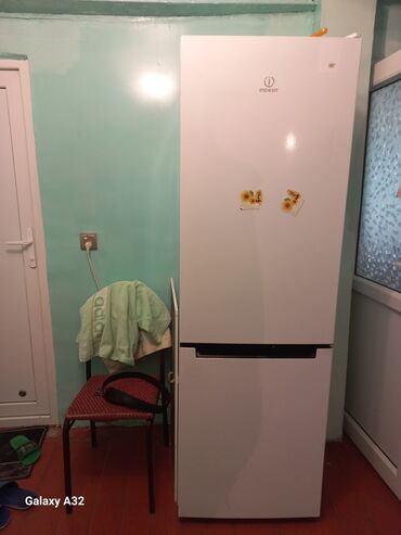 Soyuducular: İşlənmiş 2 qapılı Indesit Soyuducu Satılır, rəng - Qırmızı
