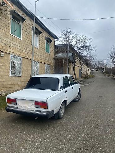ucuz avto: VAZ 2107 sedan – klassik dizaynlı, ağ rəngdə. - Kuzov: 4 qapılı — 3