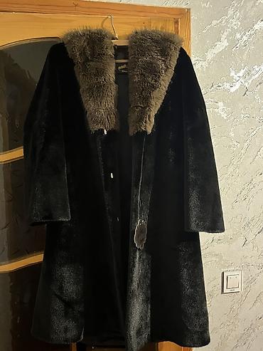 Kürklər: Qadın üçün qara rəngli xəz palto - Material: yumşaq, parlaq fakturalı — 2