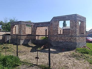 бир: Недостроенный одноэтажный дом из кирпича на участке с забором и — 1