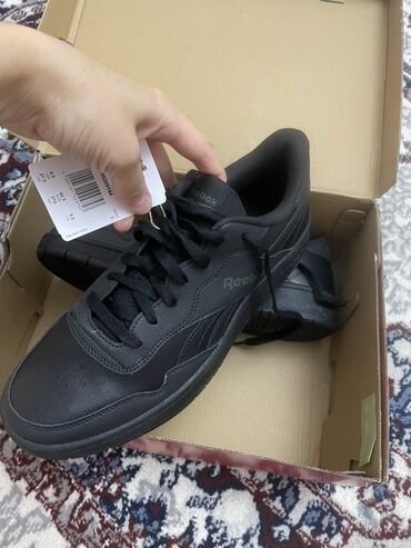 б у мужская спортивная обувь: Кроссовки Reebok, модель в классическом стиле, полностью черные. -