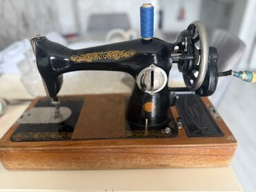 Kondisionerlər: - Mexaniki tikiş maşını: Klassik dizaynlı, əl fırlatma çarxı ilə