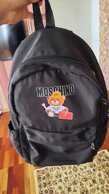 Перчатки: Moschino brendinin qara rəngli, ayıcıq detallı bu sırt çantası