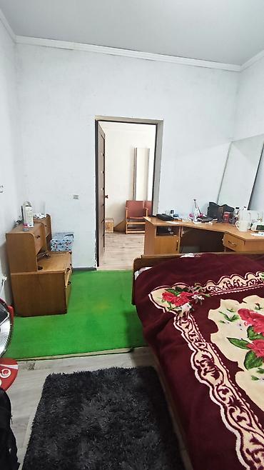 Продажа коттеджей и домов: Продаётся 3,5 СОТКИ, угловой дом в центре Каракол. Сугубо под бизнес — 3