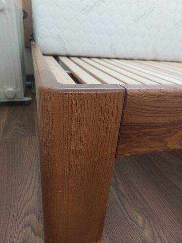 Kreveti: Prodajem francuski lezaj od 100% drveta hrasta (350€) sa dusekom (70€) — 2