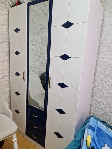 Divanlar: İşlənmiş, Açılan, 4 qapılı Düz dolab, Dolab-asılqan