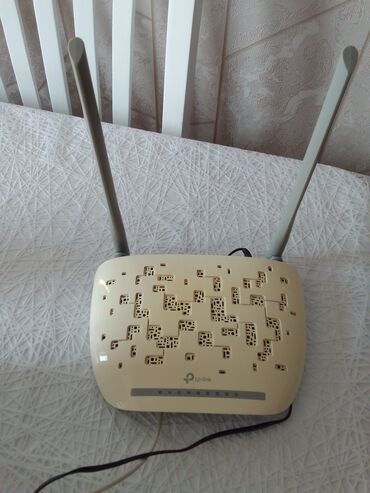 wifi modemler: Wifi modemləri biri 2 antenalı digərləri bir antenalıdır. Sonuncu isə