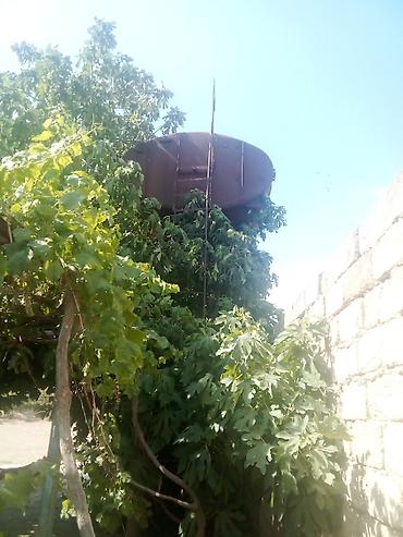 Baklar və çənlər: Metal su çəni – iri həcmli, silindrik formalı.7000-8000 litr hecminde — 8