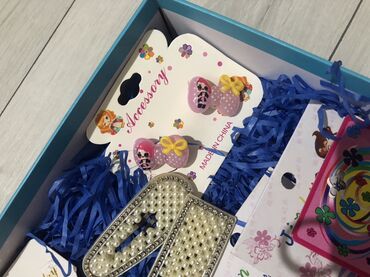 Saç aksesuarları: Uşaqlar üçün nəzərdə tutulmuş müxtəlif saç aksesuarları dəsti. Dəstə — 10