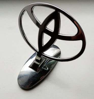 карбоновые наклейки: Значок Toyota на ножке для установки на капот