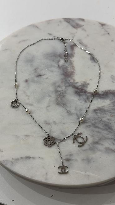 lakovana torba: Chanel ogrlica sa biserima. Nova — 1