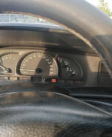 dirsək altı: Opel Vectra B sedan - Kuzov: 4 qapılı sedan, yaşıl rəng - Mühərrik — 3