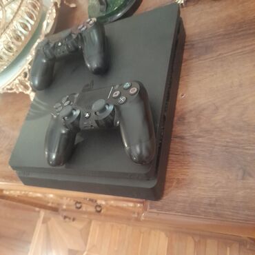 PS3 (Sony PlayStation 3): Sony PlayStation 4 Slim modeli oyun konsolu. Bu konsol iki ədəd qara