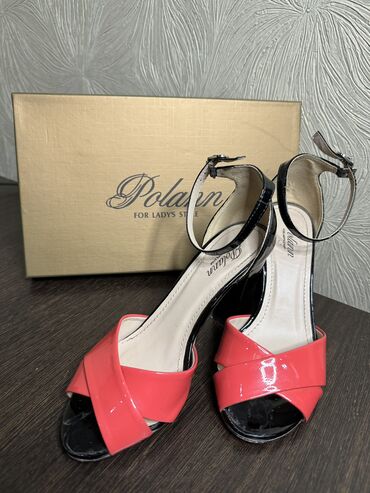 Женская обувь: Продаю лакированные босоножки от Polann, б/у, размер 33, высота