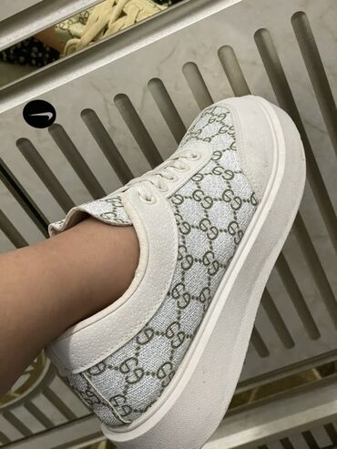 женская обувь и одежда: Кроссовки, 39, 40, Gucci, Б/у, цвет - Бежевый, Бесплатная доставка