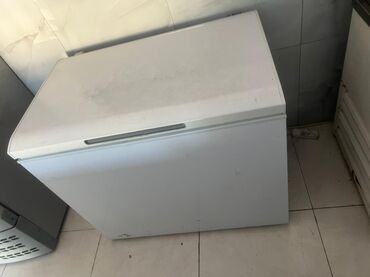 Meyvə qurudan aparatlar: Şaurma aparatı şaquli fırlanan şişlə müştərilərə xidmət göstərir. Bu