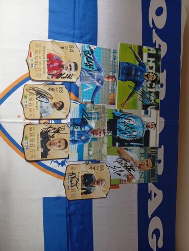 futbolçu kartları: Futbol kartları kolleksiyası. Müxtəlif futbolçuların imzalı kartları