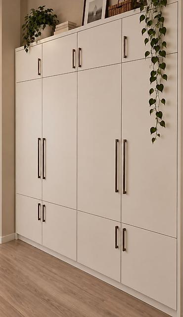 Minimalist dizayna malik ağ rəngdə divara quraşdırılan dolab sistemi