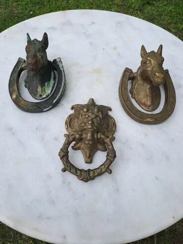 Ostali antikviteti: Bronzani zvekir, prodaju se u vidjenom stanju. Cena za konje 10000 — 10