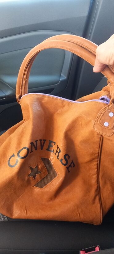 zenske tasne torbe sl: Convers odlicna tasna. U bojinkoze sa ljubicastom postavom i nitnama