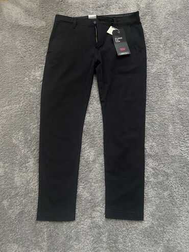 Новые черные джинсы Levi’s slim taper 
Размер 32x30