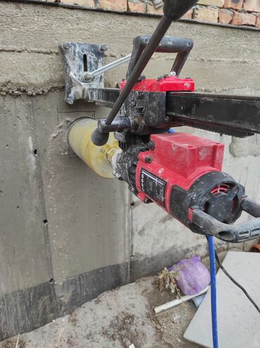 Сверла: Бурильная установка красного цвета с алмазной коронкой. Предназначена — 3