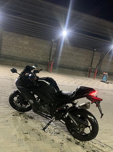 Мототехника: Спортивный мотоцикл Kawasaki в черном цвете. Ключевые особенности: - — 4