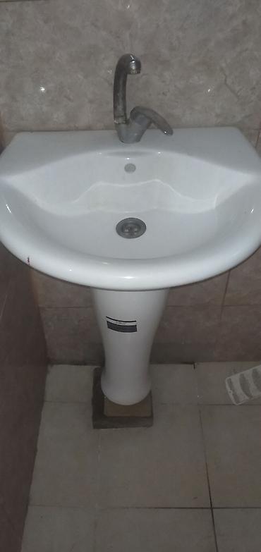 su cayniki: Ayaqüstü keramik hamam lavabosu və qarışdırıcı kran - Model — 1
