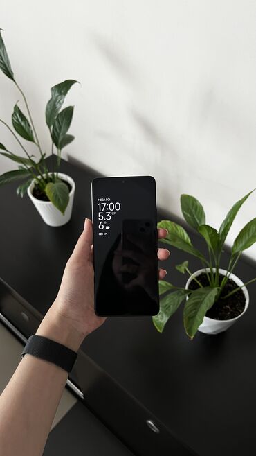 поко 5: Poco X6 Pro 5G, Б/у, 256 ГБ, цвет - Черный, 1 SIM, eSIM