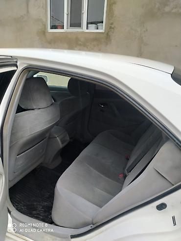 panel pulsuz: Toyota Camry sedan – ağ rəng, geniş və rahat salon. Xüsusiyyətlər: - — 2