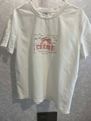 ecemide qadın geyimleri instagram: Ağ rəngli, qısaqol futbolka, üzərində qırmızı rəngli bant və “CERISE”