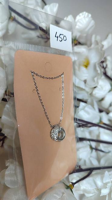 mona bags: Elegantna ogrlica sa priveskom – srebrni ton. Lančić sitnog kariklanog — 1