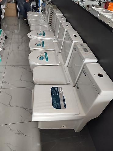 Унитазы: Унитаз COCO белого цвета с напольным креплением и квадратной чашей — 5