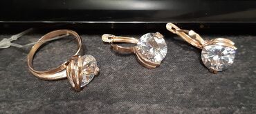 Наборы украшений: Позолоченный ювелирный комплект кольцо и серьги с фианитом. Комплект — 10