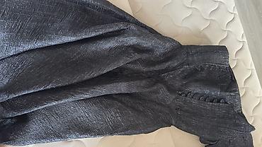 qar qizi paltari: Bahar Dress gecə geyimi – zərif qara rəngdə, asimmetrik birqollu — 4