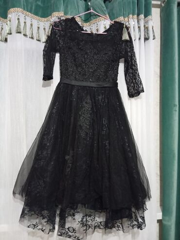праздничные платья больших размеров для полных женщин: Ажурное черное платье с кружевом и пышной многослойной юбкой. - Цвет