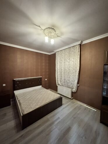 Uzunmüddətli kirayə mənzillər: 3 otaqlı mənzil – mebellə - Geniş qonaq otağı: şıq asma tavan, şüşə — 5