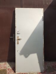 Входные двери: Qapı seyf. Qapılar dözümlü materialdan. 7 ədəd var. Hamsin alana