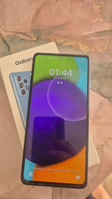 Мобильные телефоны и аксессуары: Samsung Galaxy A52, цвет - Голубой — 1