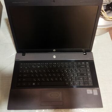 Мониторы: HP brendindən qara rəngli noutbuk. Noutbukun üst qapağında HP loqosu