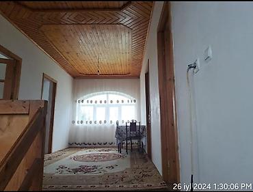Otaqların satışı: Geniş və işıqlı evin ikinci mərtəbəsində yerləşən dəhliz/zal satılır — 2