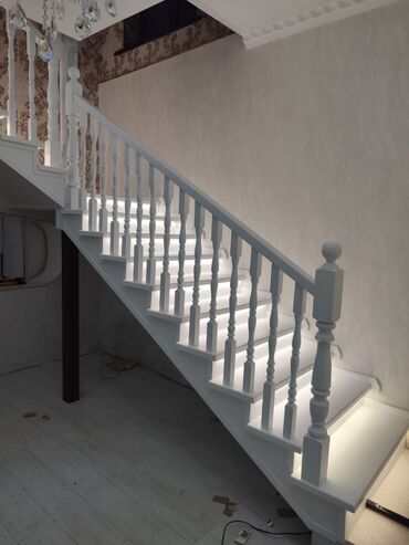 обменяю дом на квартиру: Деревянная лестница Для дома, Форма лестницы: Много-маршевая, Стиль: Классический