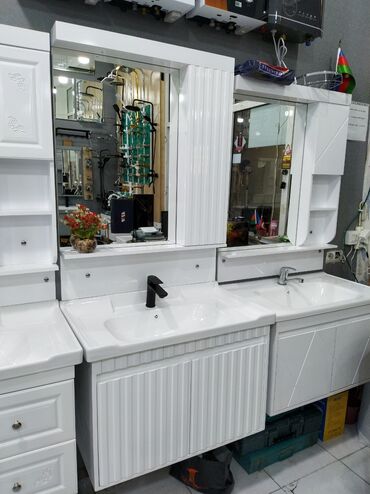 Təmir və tikinti: Ağ rəngdə, müasir üslubda hazırlanmış hamam mebeli dəsti. Dəstə güzgü