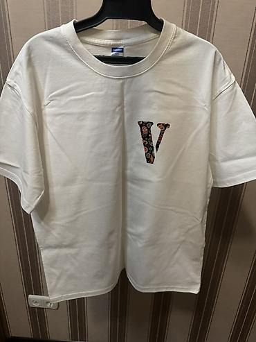 pull and: Белая футболка с короткими рукавами и круглым вырезом, украшенная — 1