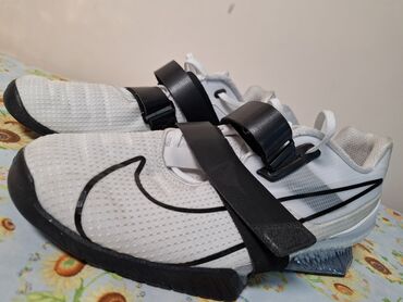 вечерние платья с болеро: Кроссовки Nike для тяжелой атлетики с белым сетчатым верхом и черной