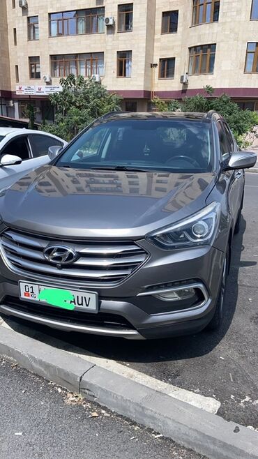 легковой машина: Кроссовер Hyundai Santa Fe серого цвета, оснащенный литыми дисками