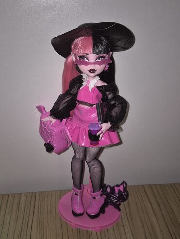 Hər kukla 50 manat. Draculaura kuklalar Monster High. Каждая кукла