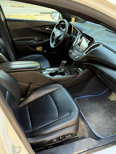 Chevrolet: Chevrolet Malibu – ağ rəngli, sedan kuzov. Xüsusiyyətlər: - — 9