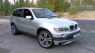 набор ключ: Серебристый кроссовер BMW X5 с характерной радиаторной решеткой и