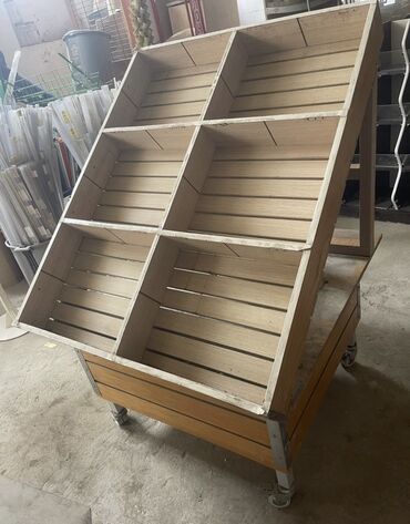 setqa vitrin: Mağaza üçün vitrin/stand – taxta bölməli, təkərli - Material: ağac
